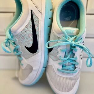 Nike women's flex runner CrossFit 9 aqua white comfort Mint Condition